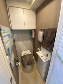 ノーブルグレー色で洗練されたトイレ空間に 港区N様邸 ノーブルグレー色で洗練されたトイレ空間に 港区N様邸